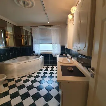 Apartman Sentral Leilighet, Naert Tog, Buss, Sykehus Og Byen