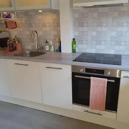 Sentral Leilighet, Naert Tog, Buss, Sykehus Og Byen Apartman *