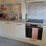 Sentral Leilighet, Naert Tog, Buss, Sykehus Og Byen Apartament *